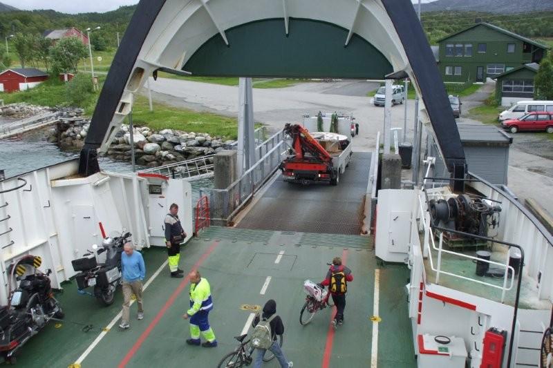 operazioni di imbarco al traghetto