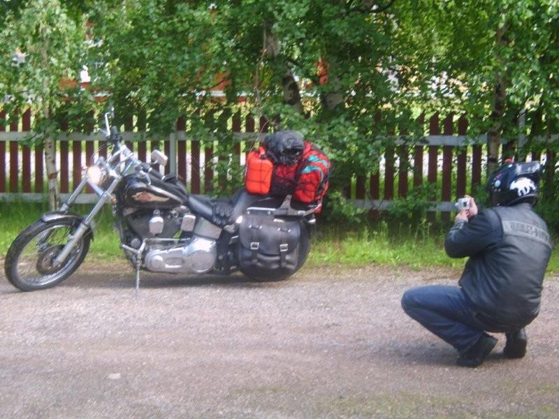 Stefano fa la foto alla moto alla partenza da Rovaniemi.