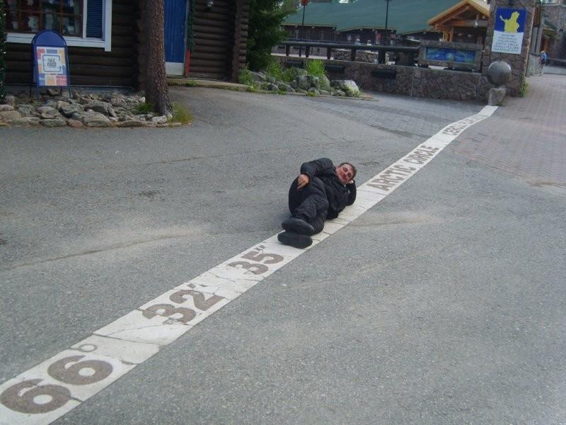 CeproBikerSolitario che si riposa sul parallelo del circolo polare artico a Rovaniemi
