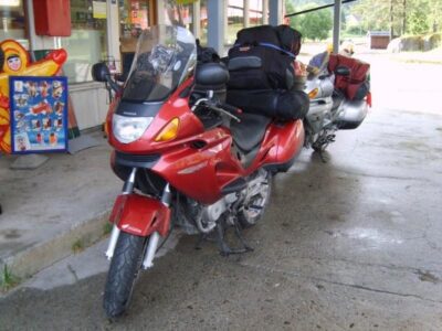 le moto in sosta al distributore