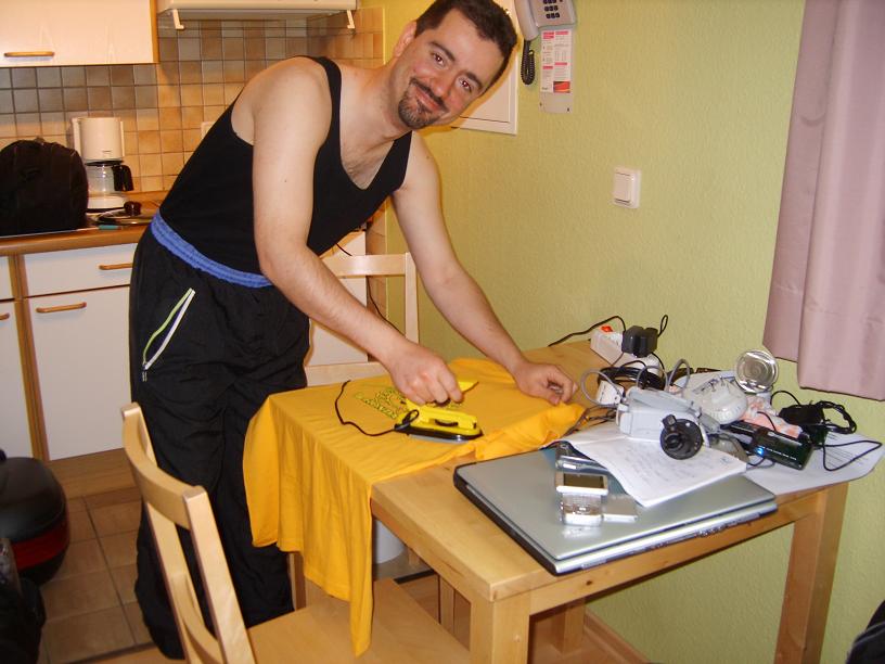 Davide che stira la maglia prima del Tour del DmD