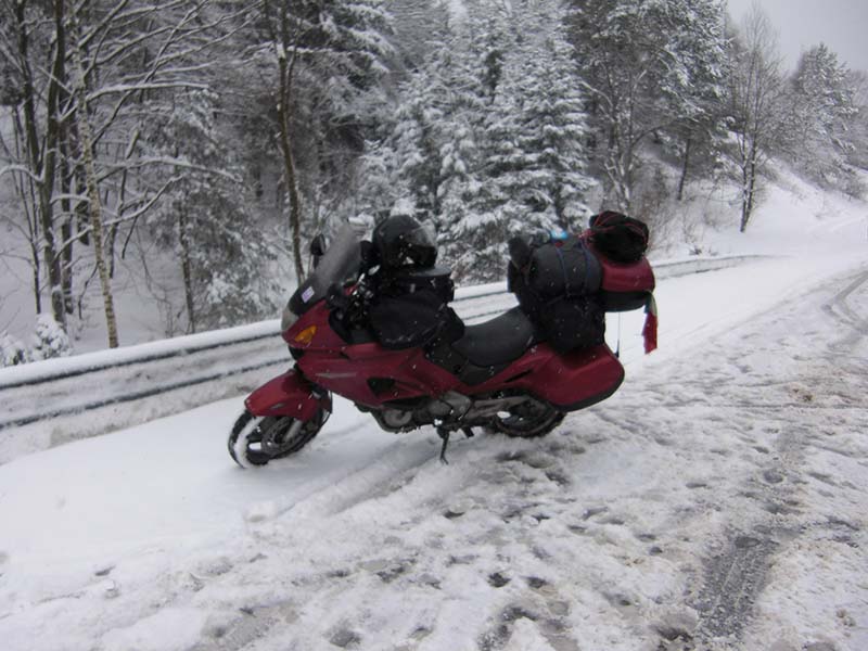 Va.........lentina che arranca sulla neve per arrivare all' elefantentreffen
