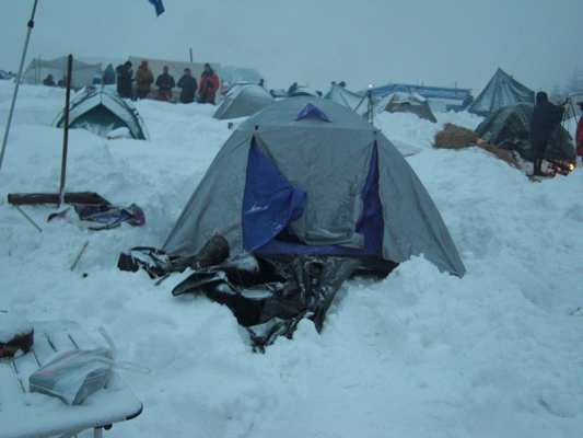la tenda sommersa dalla neve