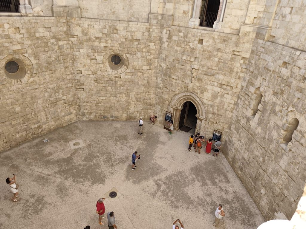 interno del cortile di castel del monte