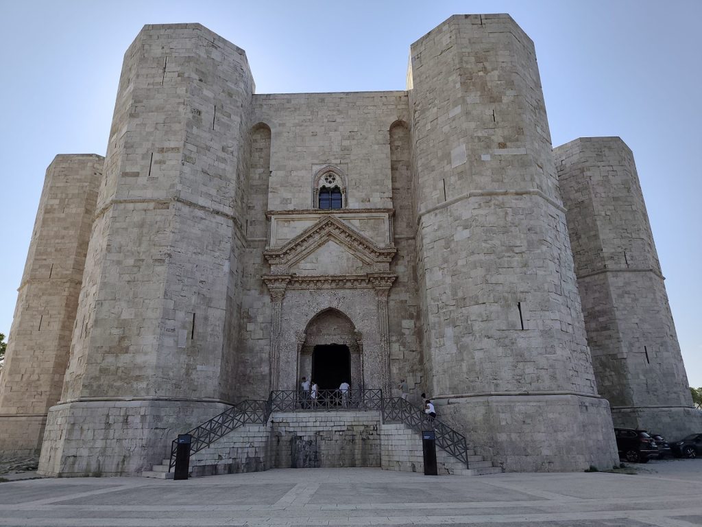 Castel del monte, i castello aforma Ottagonale